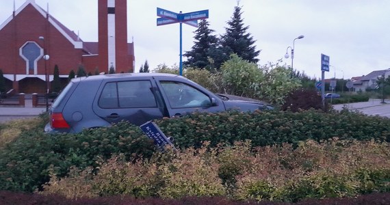 44-latek z Łukowa na Lubelszczyźnie stracił panowanie nad samochodem, uderzył w znak drogowy i "zaparkował" volkswagena wśród ozdobnych krzewów na środku ronda. Zdarzenie zarejestrowały kamery monitoringu. Policja publikuje nagranie ku przestrodze innym kierowcom.    


