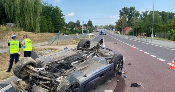 Kierujący osobowym bmw podczas wyprzedzania na drodze wojewódzkiej nr 835 stracił panowanie nad pojazdem i dachował. Do szpitala trafiło dwóch mężczyzn w wieku 22 i 23 lata.