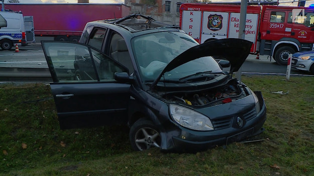 W Szczytnikach, wsi w województwie wielkopolskim, doszło do poważnego wypadku z udziałem osobówki i samochodu ciężarowego. Para jadąca Renault trafiła prosto do szpitala. Kierowca większego auta twierdzi, że sygnalizacja świetlna na drodze nie działała, a wprost pod jego koła wyjechało małżeństwo w osobówce. Z taką wersją wydarzeń nie zgadzają się jednak synowi poszkodowanych, który zjawili się na miejscu.

(Fragment programu "Stop drogówka")
