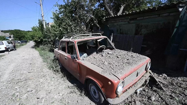 Zdjęcia pokazują ogon 300-milimetrowej rakiety wystrzelonej z wyrzutni rakiet Smerch, która wbiła się w pobocze drogi. Ukraińcy porządkują okolicę po rosyjskim ataku - kopią w kraterze, w którym eksplodowała kolejna rakieta, próbując przywrócić uszkodzoną łączność. W weekend ostrzał w Kramatorsku pozostawił duże zniszczenia. Miasto jest centrum administracyjnym Donbasu na Ukrainie.