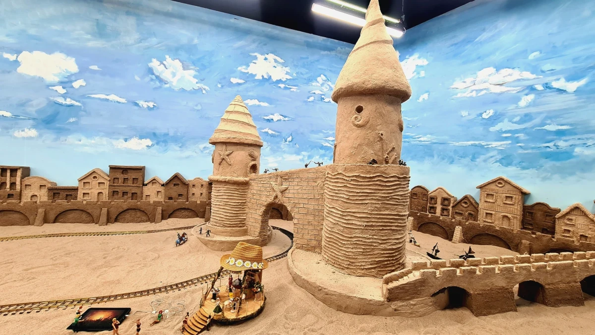 Nowość we wrocławskim Kolejkowie. Odwiedzając największą makietę kolejową w Polsce możemy zobaczyć wakacyjną wystawę - "Miasto z piasku". Do jego budowy użyto ośmiu ton piachu.

