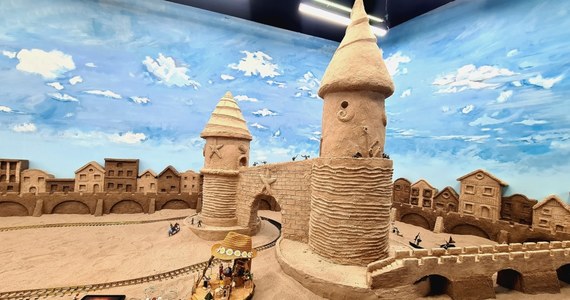 Nowość we wrocławskim Kolejkowie. Odwiedzając największą makietę kolejową w Polsce możemy zobaczyć wakacyjną wystawę - "Miasto z piasku". Do jego budowy użyto ośmiu ton piachu.

