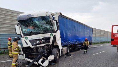 Zderzenie dwóch ciężarówek na autostradzie A2