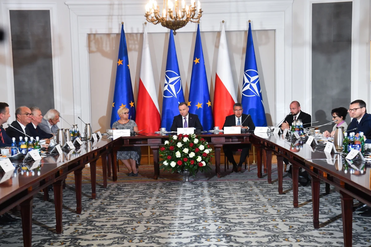 W sprawie bezpieczeństwa Polski, współpracy z NATO i włączenia Ukrainy do UE, w Polsce powinien być szukany kompromis i konsensus nawet z PiS i z prezydentem - powiedział wicemarszałek Sejmu, współprzewodniczący Nowej Lewicy Włodzimierz Czarzasty po posiedzeniu Rady Bezpieczeństwa Narodowego.