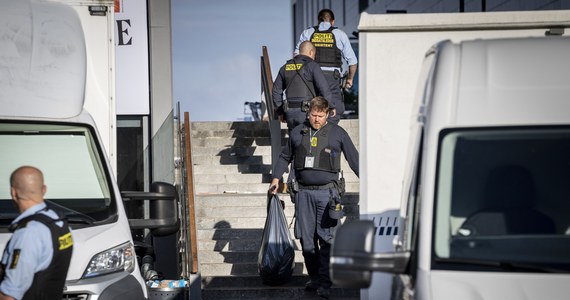 Sąd w Kopenhadze zdecydował o aresztowaniu 22-letniego Duńczyka podejrzanego o zastrzelenie 3 osób i postrzelenie 7 kolejnych wczoraj w stołecznym centrum handlowym Fields. Mężczyzna ma spędzić 24 dni na zamkniętym oddziale psychiatrycznym.
