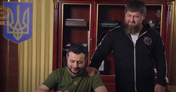 Szef czeczeńskiej republiki Ramzan Kadyrow opublikował na swoich mediach społecznościowych film, na którym bloger wcielający się prezydenta Ukrainy Wołodymyr Zełenski ogłasza kapitulację. Od początku wojny Kadyrow i jego podwładni prowadzą szeroko zakrojoną kampanię internetową, chwaląc się np. strzelaniem do pustych budynków w Ukrainie.