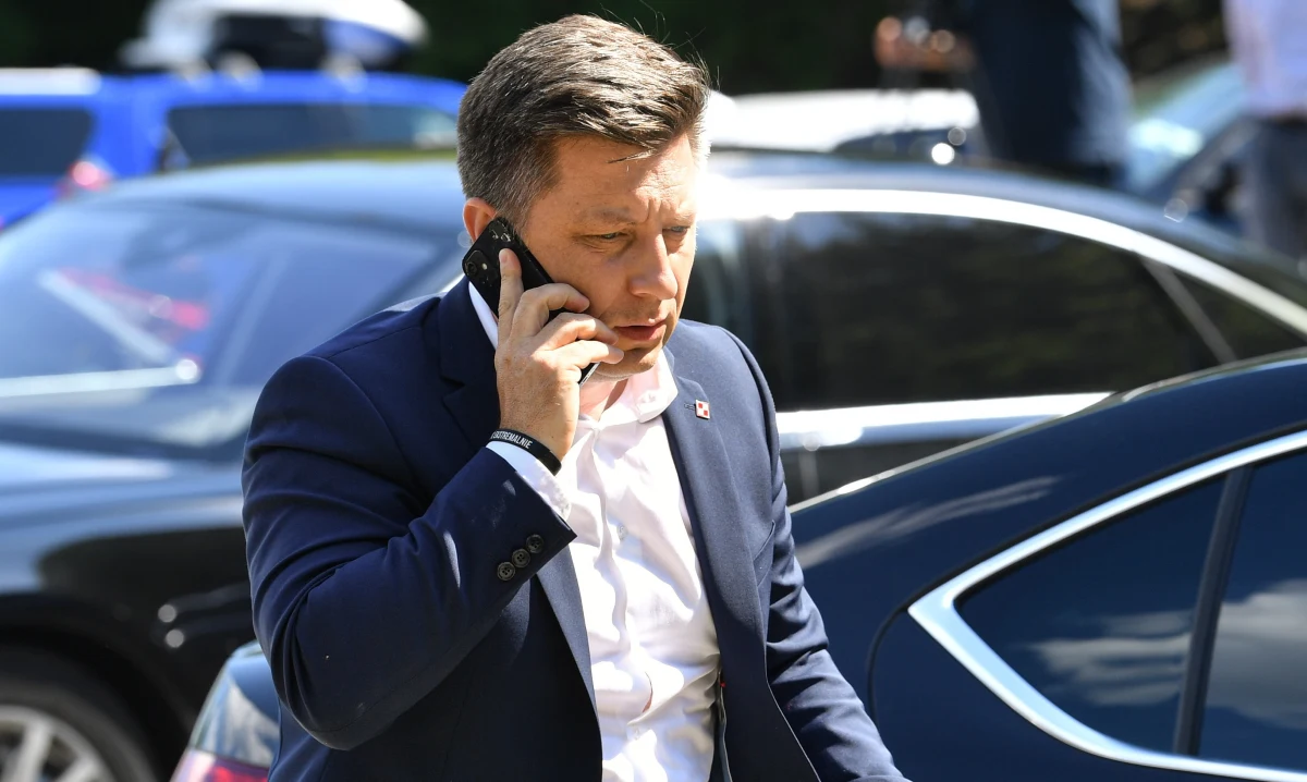 Michał Dworczyk miał omawiać z prezes Trybunału Konstytucyjnego Julią Przyłębską decyzje TK - wynika z maili ze skrzynki szefa kancelarii premiera. Sama Przyłębska przekonuje, że z nikim nie omawiała orzeczeń.