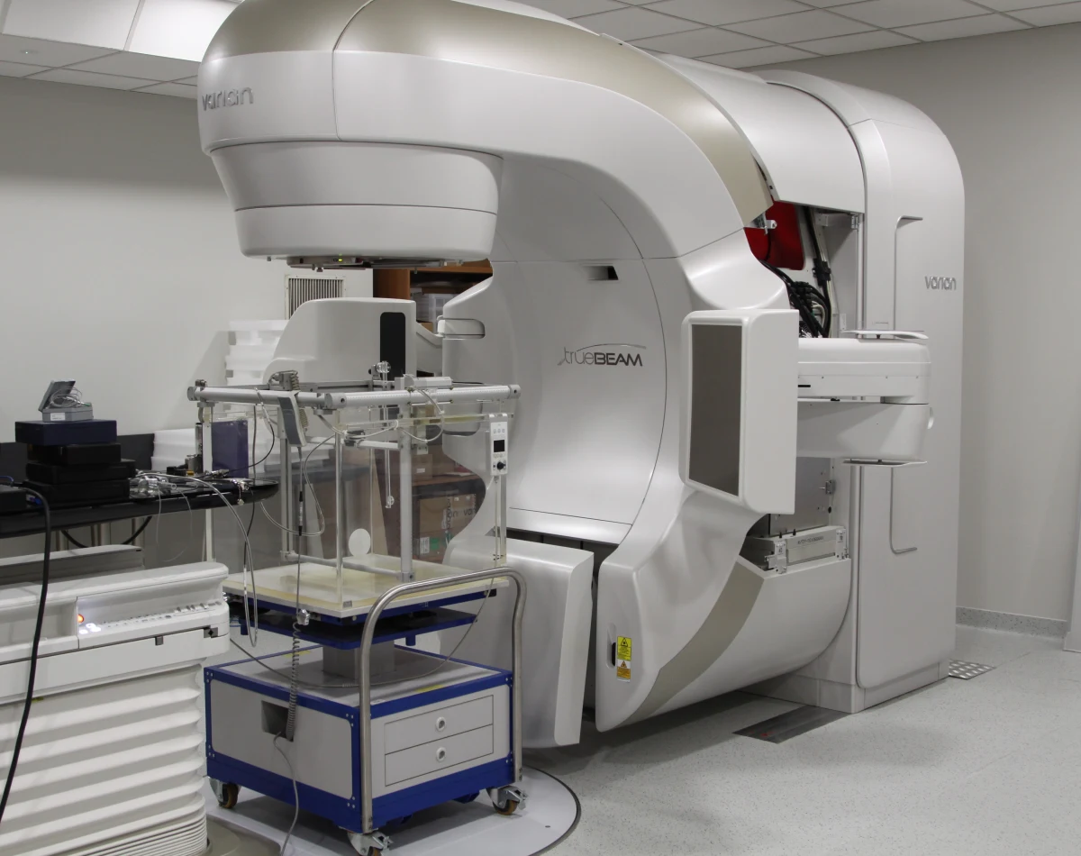 Nowe urządzenie do leczenia nowotworów w Narodowym Instytucie Onkologii w Krakowie. To sprzęt nowej generacji, niezwykle czuły i bardzo wydajny. Dzięki temu placówka będzie mogła leczyć znacznie więcej pacjentów, niż dotychczas.