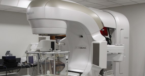 Nowe urządzenie do leczenia nowotworów w Narodowym Instytucie Onkologii w Krakowie. To sprzęt nowej generacji, niezwykle czuły i bardzo wydajny. Dzięki temu placówka będzie mogła leczyć znacznie więcej pacjentów, niż dotychczas.