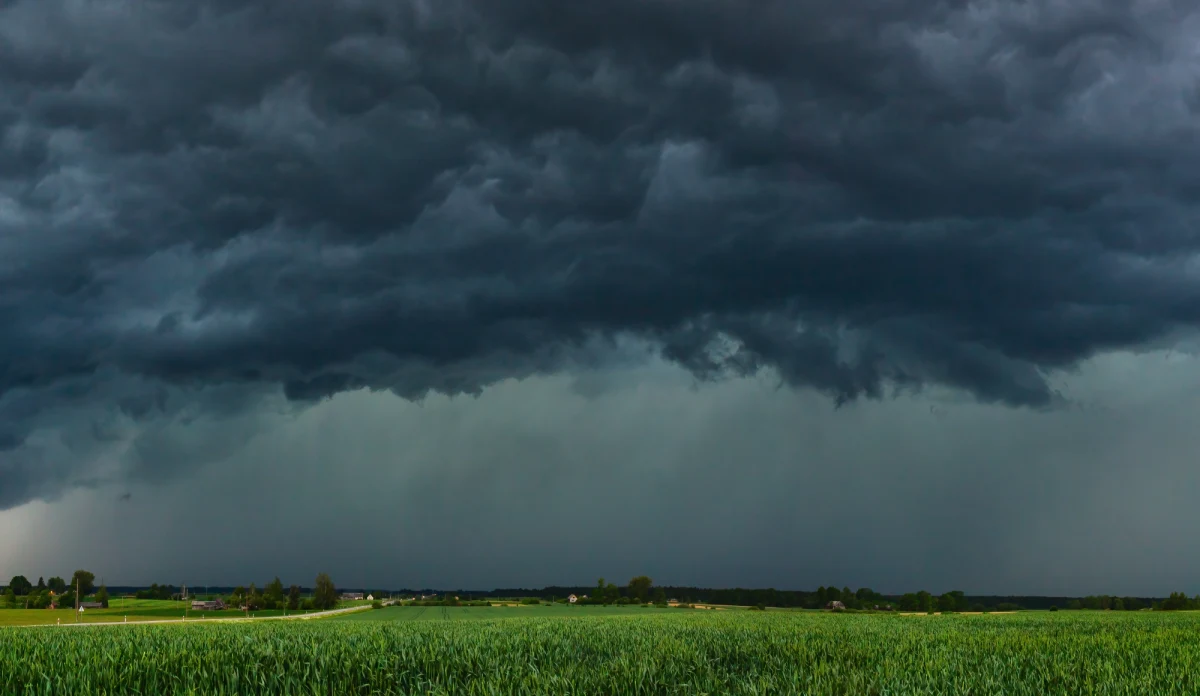 ​Silne deszcze i burze z gradem przejdą nad kilkoma województwami. Rządowe Centrum Bezpieczeństwa ostrzega i dodaje, że mogą wystąpić przerwy w dostawie prądu.