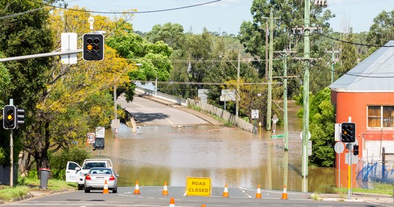 ​Setki domów zostały zalane w największym mieście Australii i jego okolicach w wyniku powodzi, która dotknęła 45 tys. mieszkańców - poinformowały we wtorek władze miasta.