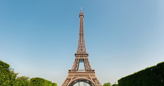 Władze Paryża rozważają czasowe zamknięcie wieży Eiffla. Wszystko z powodu jej pogarszającego się stanu. Informacje z poufnych raportów dot. kultowego paryskiego zabytku opublikował tygodnik “Marianne”. 