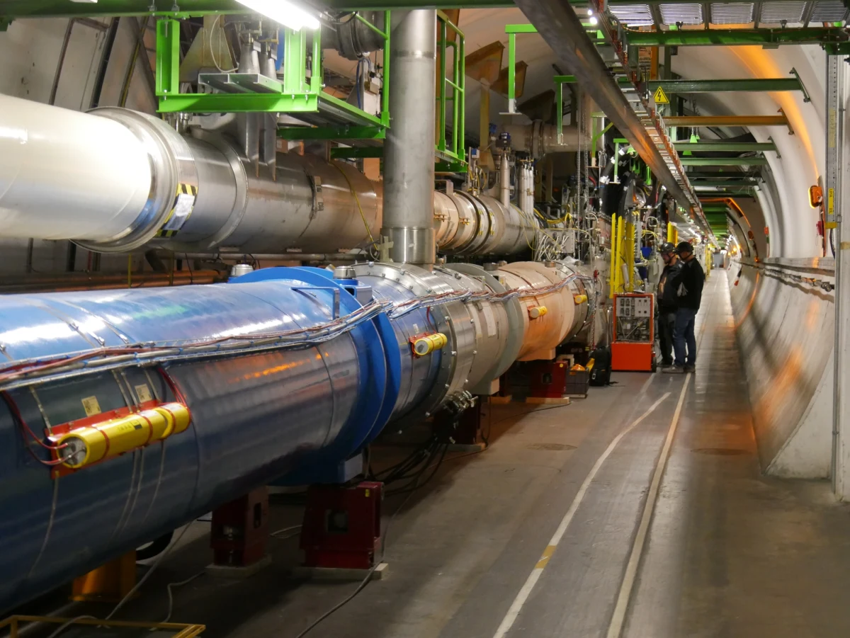 Wielki Zderzacz Hadronów (LHC) jest gotowy do rozpoczęcia trzeciego seansu pracy, podczas którego będzie zderzał protony przy rekordowej energii 13.6 TeV - informuje Europejska Organizacja Badań Jądrowych CERN. Dzień po 10. rocznicy największego do tej pory sukcesu LHC, odkrycia cząstki Higgsa, po ponad trzyletniej przerwie modernizacyjnej, rozpoczyna się dla eksperymentów Zderzacza nowy, blisko czteroletni okres zbierania danych (Run 3). Jeden z nowych eksperymentów, który może pomóc w poszukiwaniach tzw. ciemnej materii zaprojektowali Polacy.