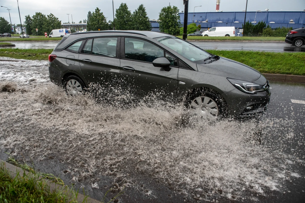 Instytut Meteorologii i Gospodarki Wodnej wydał ostrzeżenia pierwszego i drugiego stopnia przed silnym deszczem z burzami, burzami z gradem i upałem. Alerty obowiązują głównie w południowej, południowo-wschodniej i wschodniej części kraju.
