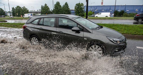 Instytut Meteorologii i Gospodarki Wodnej wydał ostrzeżenia pierwszego i drugiego stopnia przed silnym deszczem z burzami, burzami z gradem i upałem. Alerty obowiązują głównie w południowej, południowo-wschodniej i wschodniej części kraju.
