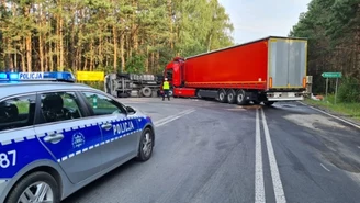 Łódzkie: Zablokowana droga po zderzeniu dwóch samochodów ciężarowych