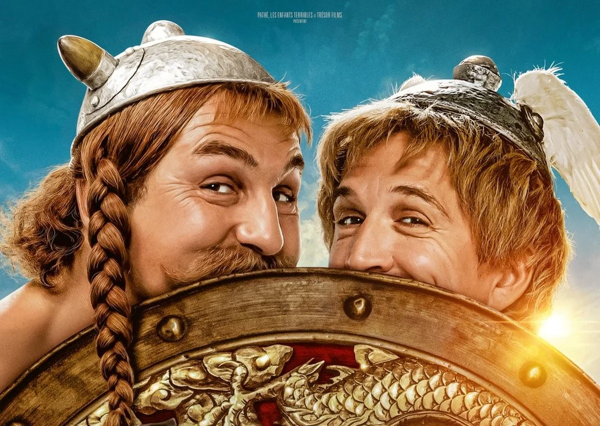 Film "Astérix et Obélix, l'Empire du milieu" trafi do kin 1 lutego 2023 roku. To kolejna aktorska odsłona opowieści o dzielnych Galach oparta na słynnych komiksach. Właśnie pojawił się pierwszy plakat zapowiadający nową francuską produkcję. 