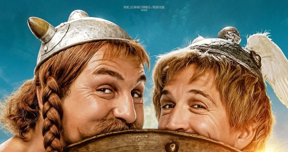 Film "Astérix et Obélix, l'Empire du milieu" trafi do kin 1 lutego 2023 roku. To kolejna aktorska odsłona opowieści o dzielnych Galach oparta na słynnych komiksach. Właśnie pojawił się pierwszy plakat zapowiadający nową francuską produkcję. 