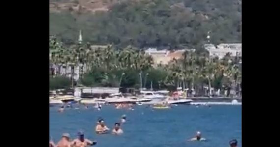 Plażowicze na jednej z plaż miasta Marmaris w południowo-zachodniej Turcji przy pomocy mopa odpędzili rekina, który zbliżył się do pływających w morzu ludzi - poinformował turecki portal ABCgazetesi.