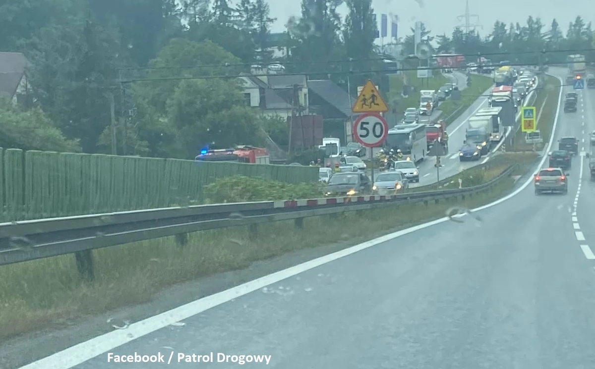 Na trasie Zakopane - Kraków (woj. małopolskie) zderzyły się trzy pojazdy, w tym autokar wiozący dzieci. Poszkodowana została kobieta w ciąży. Droga w kierunku Krakowa jest całkowicie zablokowana.