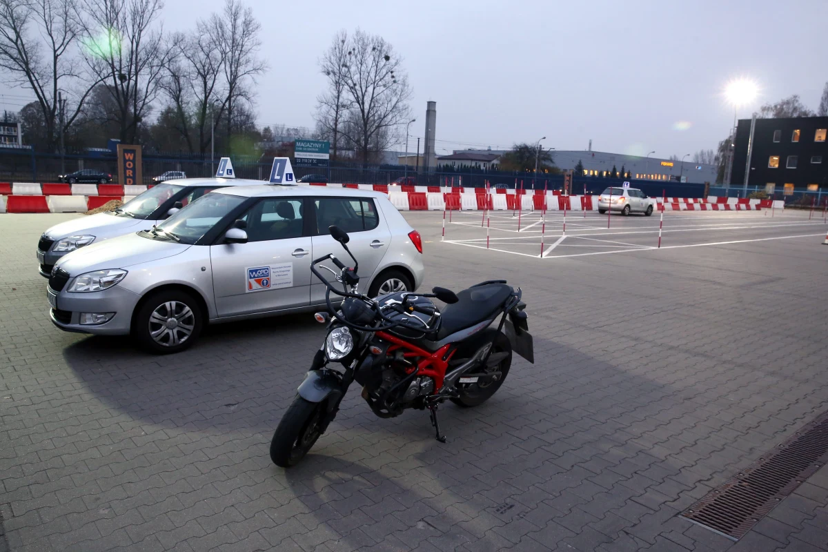 "To nie jest strajk. To jest protest o charakterze pełzającym, który może zostać rozszerzony" - mówi Tomasz Dziuganowski z Krajowego Stowarzyszenia Egzaminatorów i WORD w Kielcach. Jak dodaje: chciałbym przeprosić wszystkich, którzy chcą przystąpić do egzaminów. 