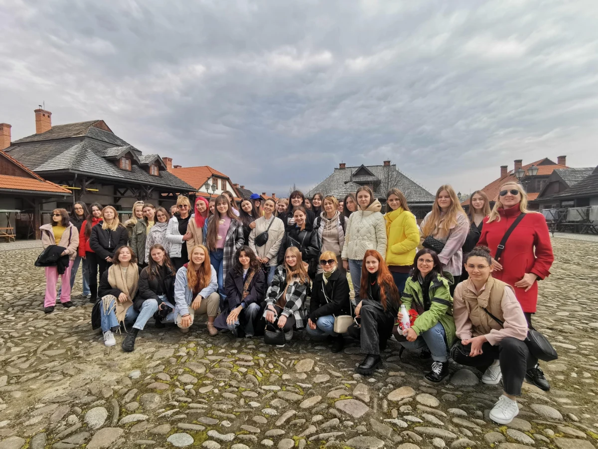 Polska pomaga Ukrainie, Polacy pomagają Ukraińcom to nasza rzeczywistość od kilku miesięcy, ale przyjmuje ona czasem bardzo ciekawy edukacyjny wymiar. Od początku konfliktu na Ukrainie w studiach Radia RMF FM na Kopcu Kościuszki w Krakowie pojawiła się grupa młodych ukraińskich studentów dziennikarstwa, bez której nie powstałby projekt RMF Ukraina - sieć stacji radiowych zlokalizowanych na granicy Polski i Ukrainy, które przekazywały 24h/24h najważniejsze informacje dla uchodźców.