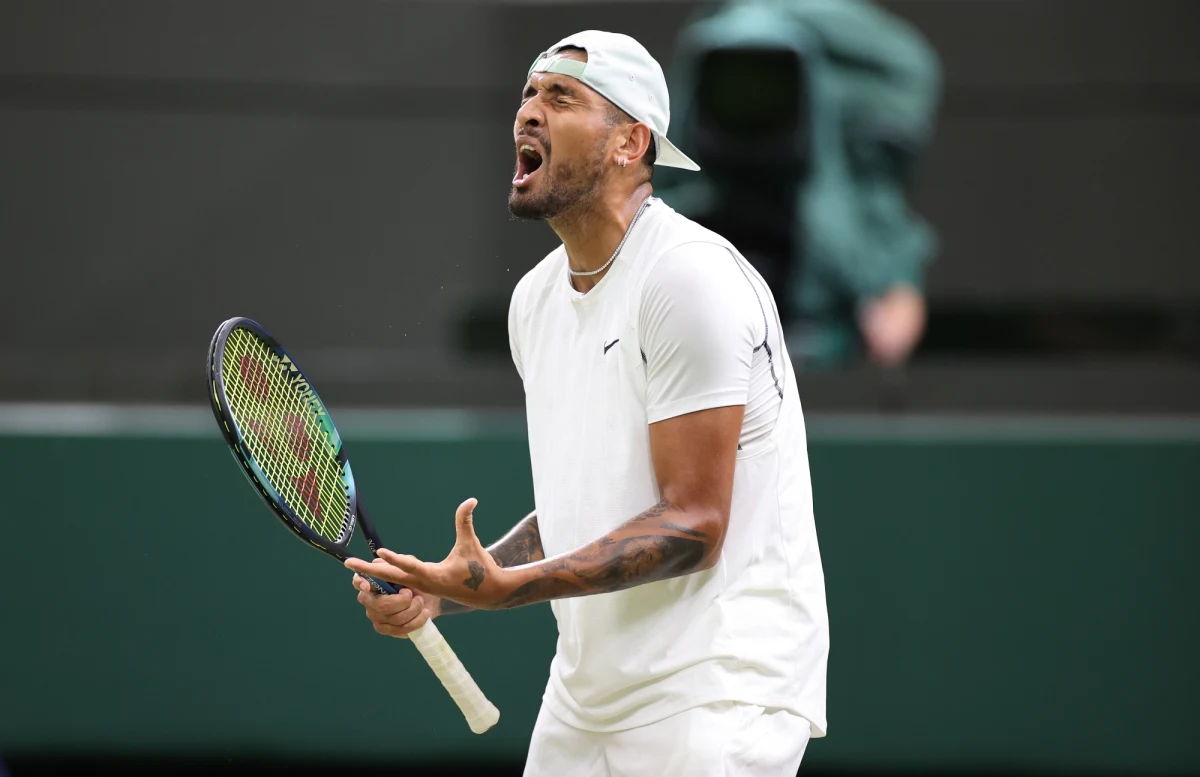 Kontrowersyjnemu australijskiemu tenisiście Nickowi Kyrgiosowi grozi kolejna kara za nieodpowiednie zachowanie w turnieju wimbledońskim. Tym razem zlekceważył przepisy dotyczące ubioru. Wcześniej nałożono na niego dwie grzywny w łącznej wysokości 14 tys. dolarów.