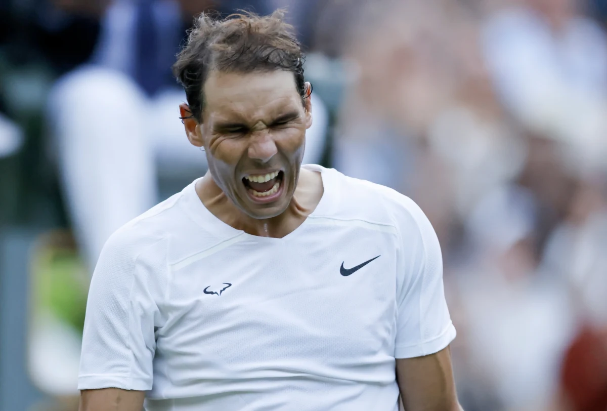 Bez większych problemów Rafael Nadal awansował wczoraj do ćwierćfinału wielkoszlemowego Wimbledonu. Po zakończonym spotkaniu kibice zwrócili uwagę na plastry na brzuchu Hiszpana. 