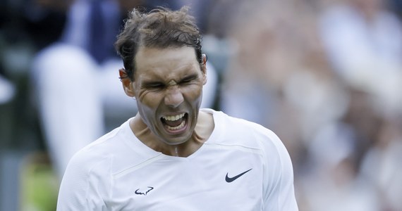 Bez większych problemów Rafael Nadal awansował wczoraj do ćwierćfinału wielkoszlemowego Wimbledonu. Po zakończonym spotkaniu kibice zwrócili uwagę na plastry na brzuchu Hiszpana. 