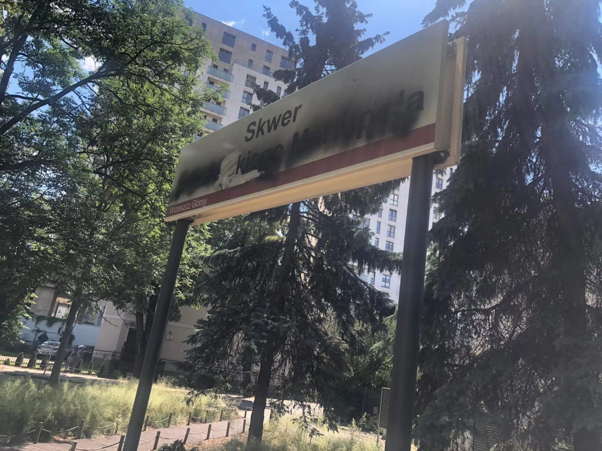 Tylko kilka dni nienaruszony przetrwał w Gdańsku "Skwer Bohaterskiego Mariupola." Taką nazwę w zeszłym tygodniu otrzymał plac u zbiegu ulic Partyzantów i Matki Polki. Ktoś zniszczył tablicę z nazwą, sprawców szuka policja. 