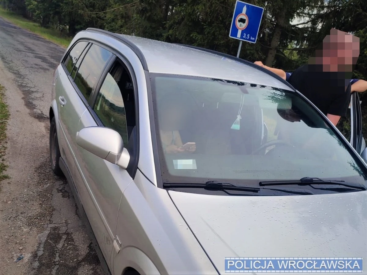 Policjanci z Wrocławia zatrzymali do kontroli kierowcę osobowego opla. Jak się okazało 32-latek był pijany i pod wpływem amfetaminy. Mimo to wiózł trójkę małych dzieci. Mężczyzna miał także zakaz prowadzenia pojazdów oraz cofnięte wcześniej uprawnienia. Autem jechała również matka dzieci. Ona też była pijana.