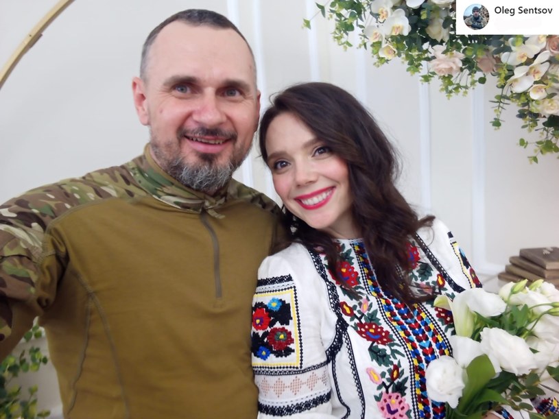 Ukraiński reżyser i były więzień Kremla Ołeh Sencow opuścił linię frontu, by wziąć ślub. Artysta poinformował o uroczystości we wtorek na Facebooku.