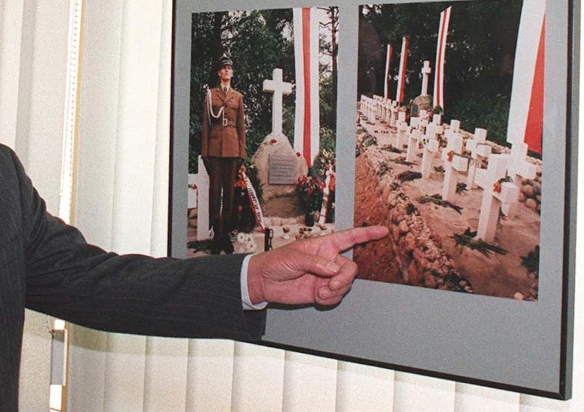 Polskie MSZ ostro zareagowało na doniesienia o zrównaniu z ziemią kwatery cmentarza polskich żołnierzy AK w Mikuliszkach na Białorusi. "To bezprecedensowy akt bestialstwa i niewytłumaczalne podważenie wzajemnych zobowiązań Polski i Białorusi w zakresie ochrony miejsc pamięci; wzywamy białoruskie władze do zaprzestania tych praktyk" - oświadczyło Ministerstwo Spraw Zagranicznych.