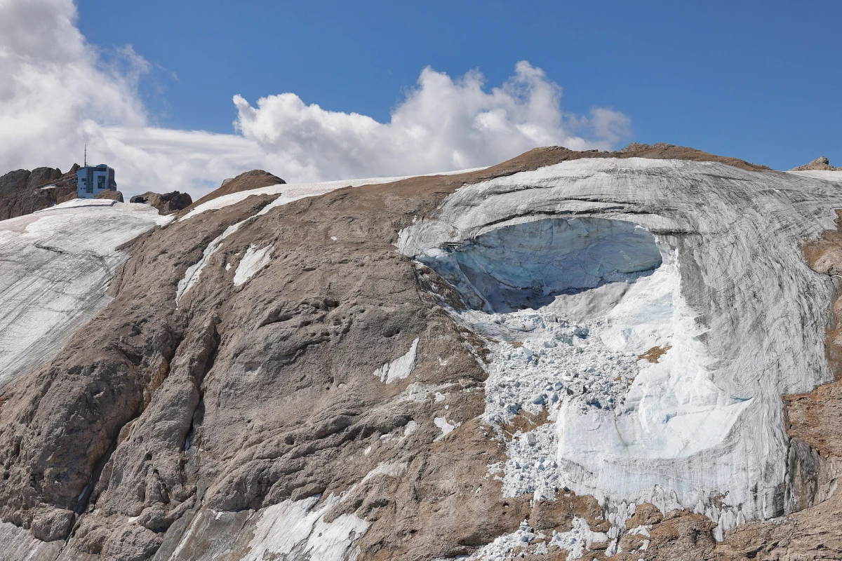 Siedem ofiar śmiertelnych, osiem osób rannych i pięć zaginionych - to najnowszy bilans niedzielnej katastrofy we włoskich Dolomitach w masywie Marmolada, gdzie oderwał się wielki blok lodowca. Władze prowincji Trydent podały dziś, że liczba poszukiwanych zmniejszyła się z 13 do 5. Te osoby najprawdopodobniej nie żyją.