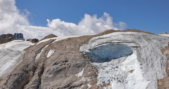 Siedem ofiar śmiertelnych, osiem osób rannych i pięć zaginionych - to najnowszy bilans niedzielnej katastrofy we włoskich Dolomitach w masywie Marmolada, gdzie oderwał się wielki blok lodowca. Władze prowincji Trydent podały dziś, że liczba poszukiwanych zmniejszyła się z 13 do 5. Te osoby najprawdopodobniej nie żyją.