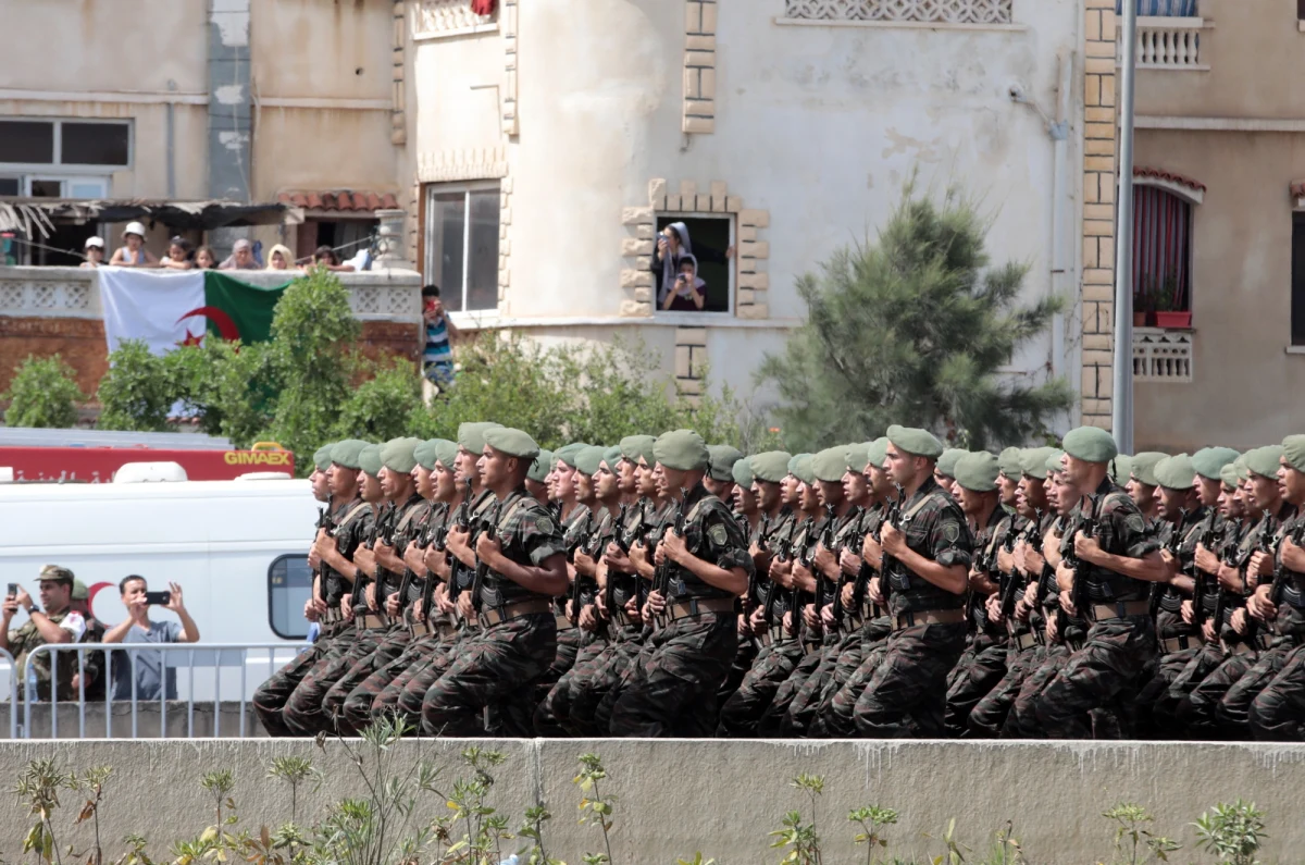 Algieria uczciła obchodzoną we wtorek 60. rocznicę uzyskania niepodległości wielką paradą wojskową w stolicy kraju Algierze. 132 lata francuskich rządów kolonialnych i niemal ośmioletnia wojna o niepodległość nadal kładą się cieniem na stosunkach między Algierią i Francją - zaznacza AFP.