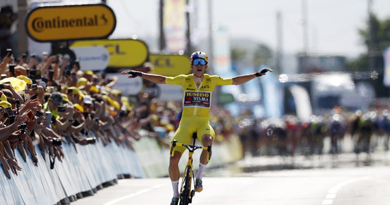 Belg Wout van Aert wygrał w Calais, po samotnym finiszu, czwarty etap wyścigu Tour de France. Kolarz ekipy Jumbo-Visma umocnił się na prowadzeniu w klasyfikacji generalnej.