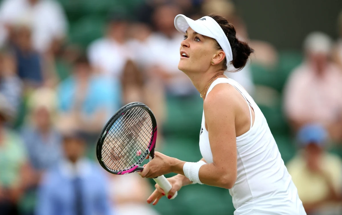 Agnieszka Radwańska wróciła na korty Wimbledonu po czterech latach od zakończenia kariery. Polka zainaugurowała turniej legend i w parze z Serbką Jeleną Janković pokonała włoski duet Flavia Pennetta, Francesca Schiavone 6:4, 6:3.