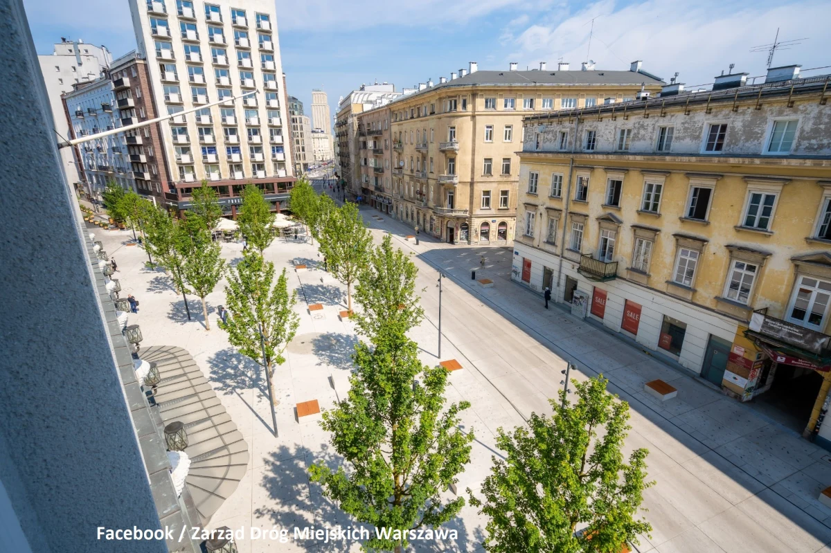 Przebudowany Plac Pięciu Rogów został oficjalnie otwarty. Jest nowy i bez samochodów. Po szesnastu miesiącach remontu skrzyżowanie dwóch ulic z parkingiem pośrodku zmieniło się w deptak.