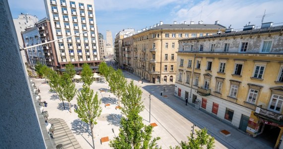 Przebudowany Plac Pięciu Rogów został oficjalnie otwarty. Jest nowy i bez samochodów. Po szesnastu miesiącach remontu skrzyżowanie dwóch ulic z parkingiem pośrodku zmieniło się w deptak.