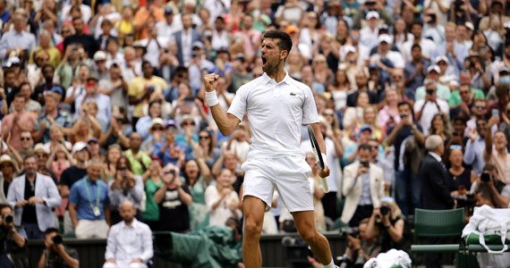 Broniący tytułu i najwyżej rozstawiony Novak Djokovic awansował do półfinału wielkoszlemowego Wimbledonu. W zaciętym pojedynku ćwierćfinałowym serbski tenisista pokonał Włocha Jannika Sinnera (nr 10.) 5:7, 2:6, 6:3, 6:2, 6:2.