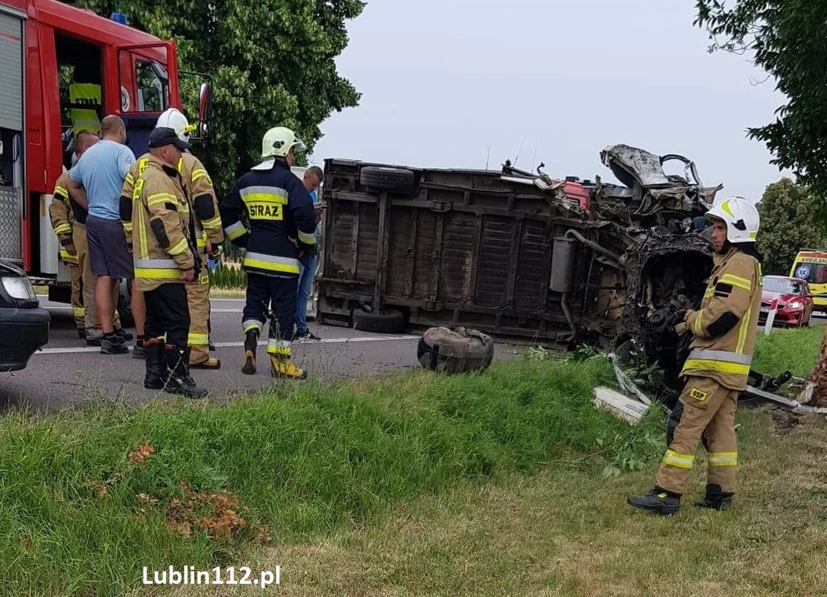 Zablokowana jest droga krajowa nr 17 na odcinku Krasnystaw - Zamość. W miejscowości Wólka Orłowska ciężarówka wioząca konie rzeźne uderzyła w drzewo i wywróciła się. Dwie osoby zostały ranne.