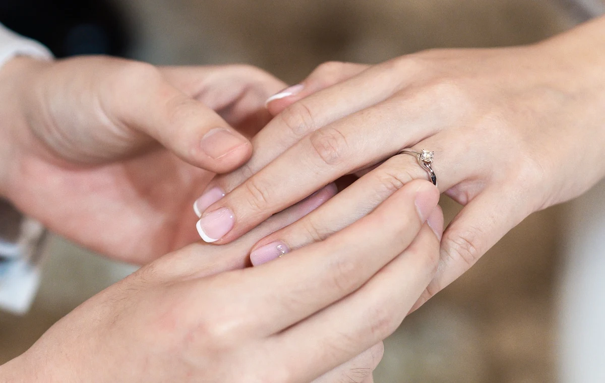 47-latek po ciężkim zawale, spodziewając się rychłej śmierci, poślubił matkę swojej dwumiesięcznej córeczki na oddziale kardiochirurgii szpitala w Turynie. 12 godzin po ślubie okazało się, że znaleziono dla niego serce do przeszczepu. 