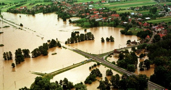 Mija ćwierć wieku od Powodzi Tysiąclecia. W lipcu 1997 roku kataklizm nawiedził południową i zachodnią Polskę, Czechy, Słowację, wschodnią Austrię i Niemcy. W kraju w wyniku wysokiej wody zginęło 56 osób. Straty oszacowano na ok. 3,5 miliarda dolarów.