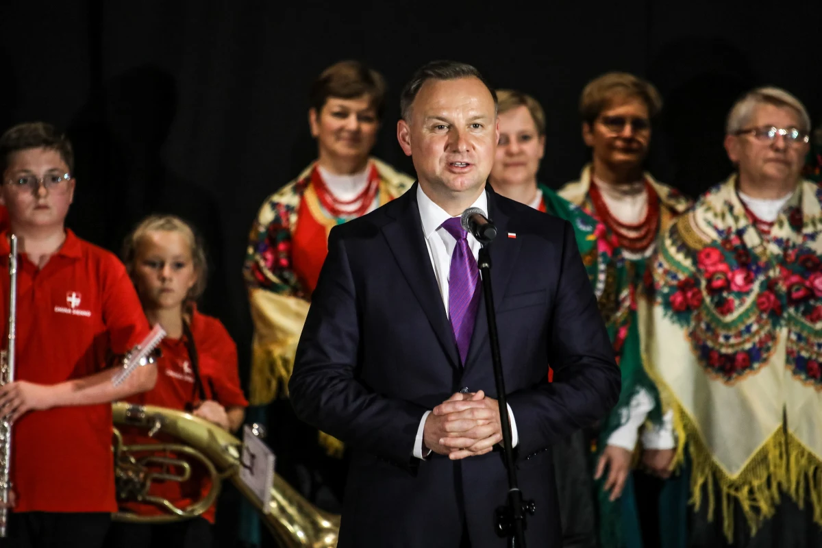 Dlaczego Andrzej Duda podpisał ustawę o 14. emeryturze mimo galopującej inflacji? "Bo jestem normalny, dlatego się zgodziłem, bo mam pełną świadomość, że te emerytury, tak bardzo biedne, teraz zżera inflacja" - podkreślił prezydent podczas wizyty w Lipsku (Mazowieckie).