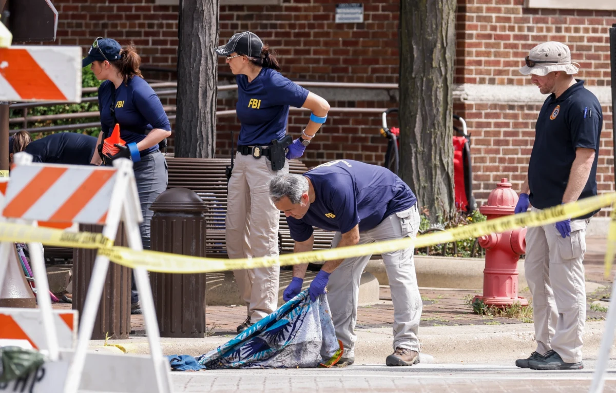 Podejrzany o dokonanie poniedziałkowej masakry w Highland Park na przedmieściach Chicago planował zbrodnię przez tygodnie. Uciekał po ataku w kobiecym ubraniu - poinformowała miejscowa policja. Sprawca zamachu miał nabyć broń zgodnie z prawem. Liczba ofiar strzelaniny wzrosła do 7.