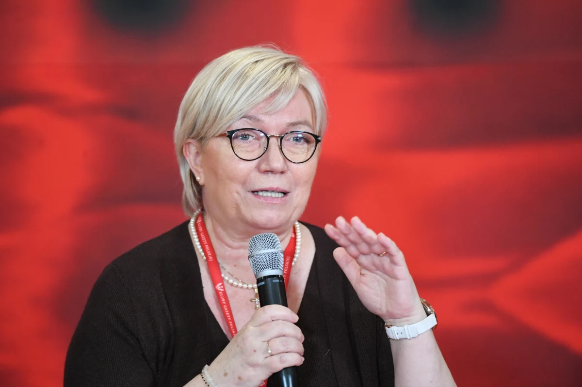 "Nigdy z nikim nie omawiałam żadnych orzeczeń Trybunału Konstytucyjnego. Nie dam się zastraszyć różnym rosyjskim prowokatorom, którzy próbują zdestabilizować sytuację w Polsce, uderzając w Trybunał Konstytucyjny" - mówiła prezes TK Julia Przyłębska.