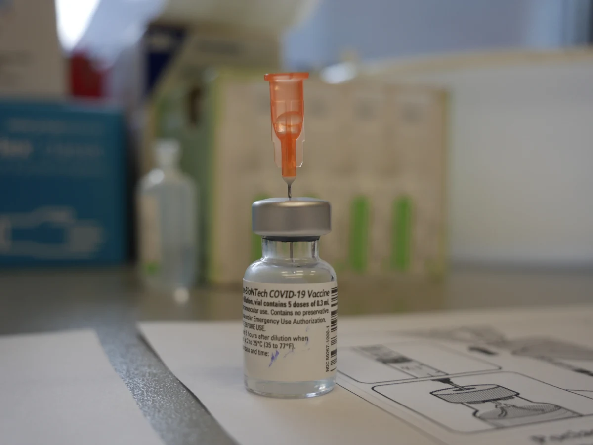 Izraelskie ministerstwo zdrowia ogłosiło we wtorek, że zatwierdziło podawanie szczepionek przeciwko Covid-19 firm Pfizer i Moderna dzieciom od szóstego miesiąca życia. Izrael jest drugim krajem, po USA, który podjął taką decyzję.