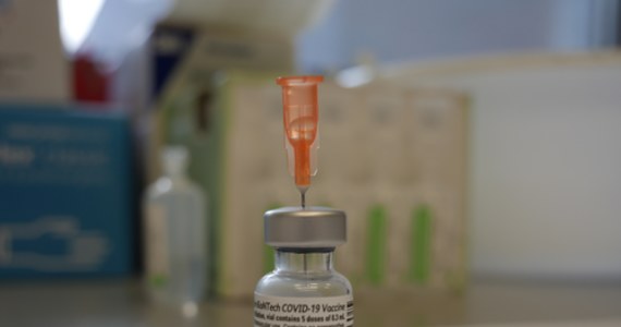 Izraelskie ministerstwo zdrowia ogłosiło we wtorek, że zatwierdziło podawanie szczepionek przeciwko Covid-19 firm Pfizer i Moderna dzieciom od szóstego miesiąca życia. Izrael jest drugim krajem, po USA, który podjął taką decyzję.
