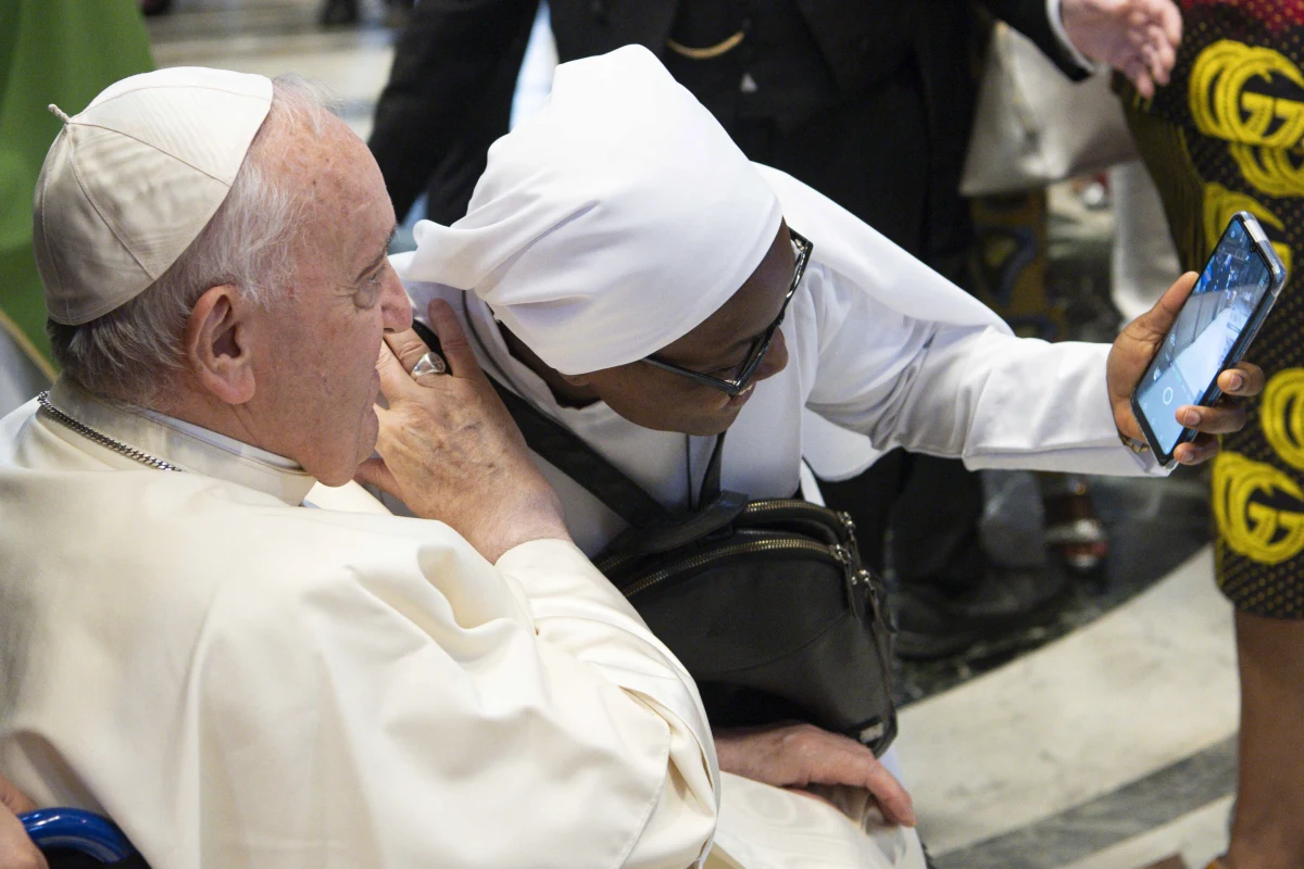 Franciszek zadebiutował w serwisie streamingowym Spotify, gdzie odpowiadał na pytania swojego byłego rzecznika z Buenos Aires, księdza Guiilermo Marco. W nagranym podcaście, powiedział, że nie czuje, że ma 85 lat. "Śmieję się sam z siebie i idę naprzód" - zapewnił.
